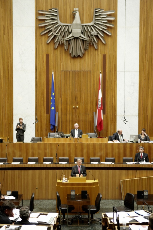 Dr. Wolfgang Schüssel, Nationalratsabgeordneter der ÖVP, am Rednerpult. Auf der Regierungsbank Dr. Michael Spindelegger - Bundesminister für europäische und internationale Angelegenheiten. Am Präsidium Dr.Martin Graf - Dritter Nationalratspräsident. Dienst am Präsidium v.li. Dr. Wolfgang Engeljehringer (1er Position) und Mag. Julia Dörfel (2-er Position).