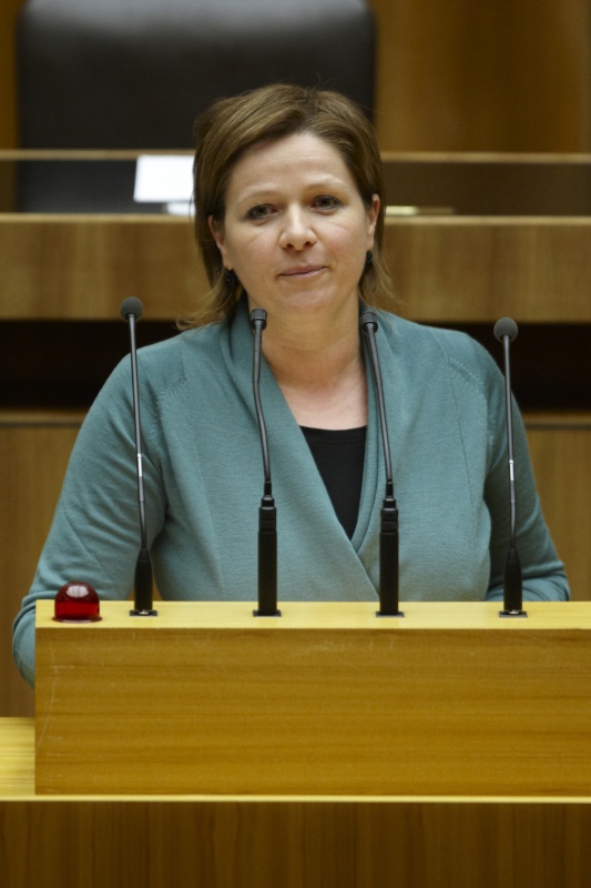 Mag. Judith Schwentner,  Nationalratsabgeordnete der Grünen, am Rednerpult.