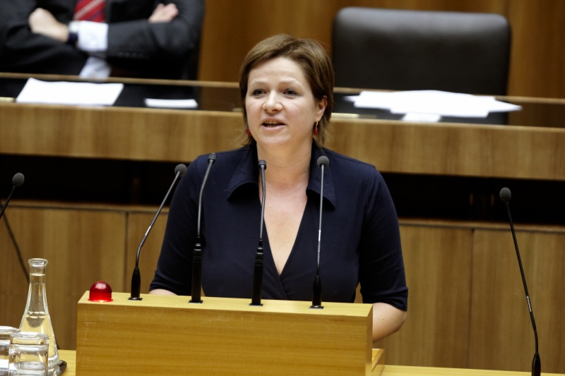 Mag. Judith Schwentner,  Nationalratsabgeordnete der Grünen, am Rednerpult.