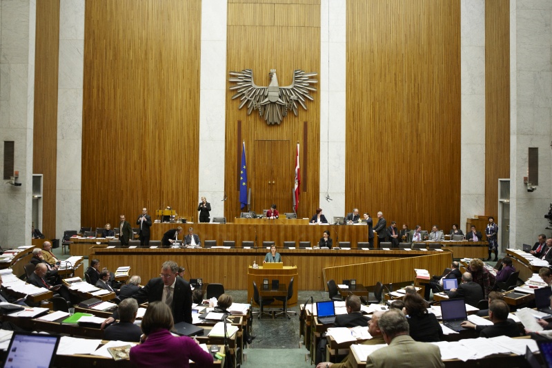 Mag. Judith Schwentner,  Nationalratsabgeordnete der Grünen, am Rednerpult. Auf der Regierungsbank v.li. Dr. Josef Ostermayer - Staatssekretär im Bundeskanzleramt und Gabriele Heinisch-Hosek - Bundesministerin für Frauen und öffentlichen Dienst. Am Präsidium Mag.a Barbara Prammer - Nationalratspräsidentin. Dienst am Präsidium v.li. Dr.in Susanne Bachmann (1er Position) und Mag. Gerhard Kiesenhofer (2er Position).