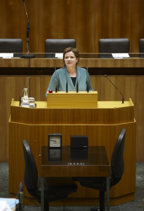 Mag. Judith Schwentner,  Nationalratsabgeordnete der Grünen, am Rednerpult.