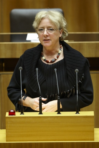 Heidrun Silhavy,  Nationalratsabgeordnete der SPÖ, am Rednerpult.