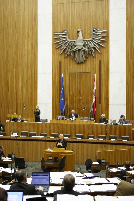 Heidrun Silhavy,  Nationalratsabgeordnete der SPÖ, am Rednerpult. Am Präsidium Dr.Martin Graf - Dritter Nationalratspräsident. Dienst am Präsidium v.li. Dr.in Susanne Janistyn (1er Position) und Dr.in Ingrid Moser (2er Position).