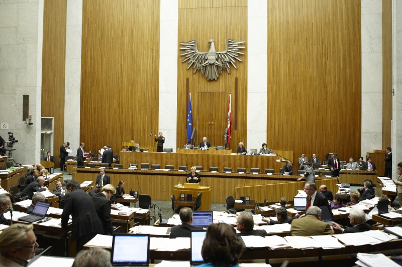 Heidrun Silhavy,  Nationalratsabgeordnete der SPÖ, am Rednerpult. Auf der Regierungsbank Mag. Andreas Schieder - Staatssekretär im Bundesministerium für Finanzen. Am Präsidium Dr.Martin Graf - Dritter Nationalratspräsident. Dienst am Präsidium v.li. Dr.in Susanne Janistyn (1er Position) und Dr.in Ingrid Moser (2er Position).