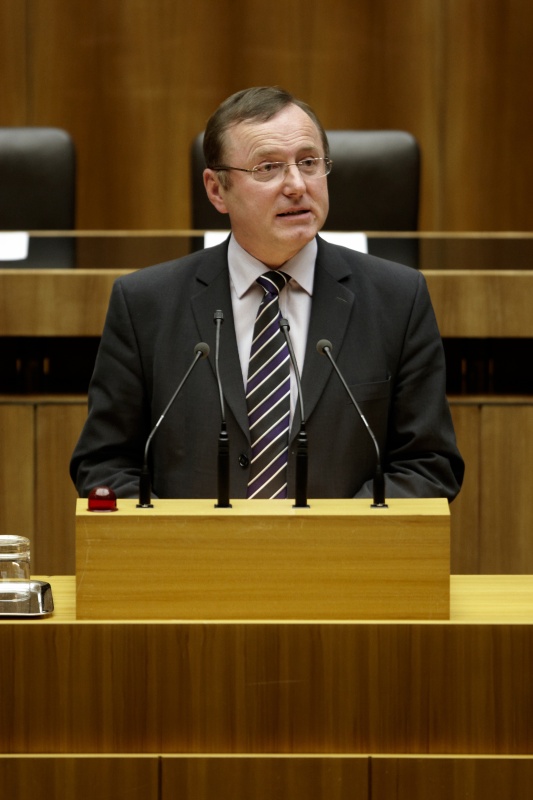 Johann Singer,  Nationalratsabgeordneter der ÖVP, am Rednerpult.