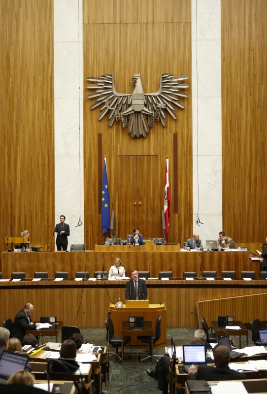 Johann Singer,  Nationalratsabgeordneter der ÖVP, am Rednerpult. Auf der Regierungsbank v.li. Doris Bures - Bundesministerin für Verkehr, Innovation und Technologie. Am Präsidium Mag.a Barbara Prammer - Nationalratspräsidentin. Dienst am Präsidium v.li. Mag. Martin Peyerl (1er Position) und Mag. Gerhard Koller (2er Position).