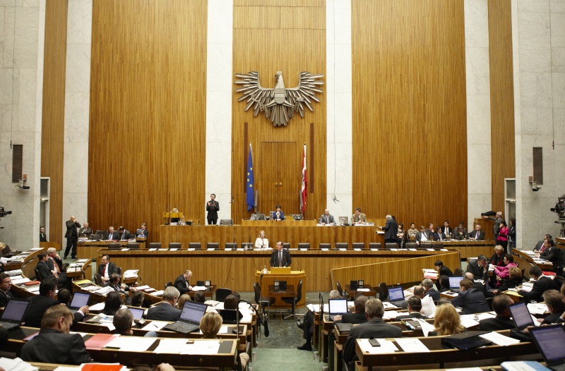 Johann Singer,  Nationalratsabgeordneter der ÖVP, am Rednerpult. Auf der Regierungsbank v.li. Doris Bures - Bundesministerin für Verkehr, Innovation und Technologie. Am Präsidium Mag.a Barbara Prammer - Nationalratspräsidentin. Dienst am Präsidium v.li. Mag. Martin Peyerl (1er Position) und Mag. Gerhard Koller (2er Position).