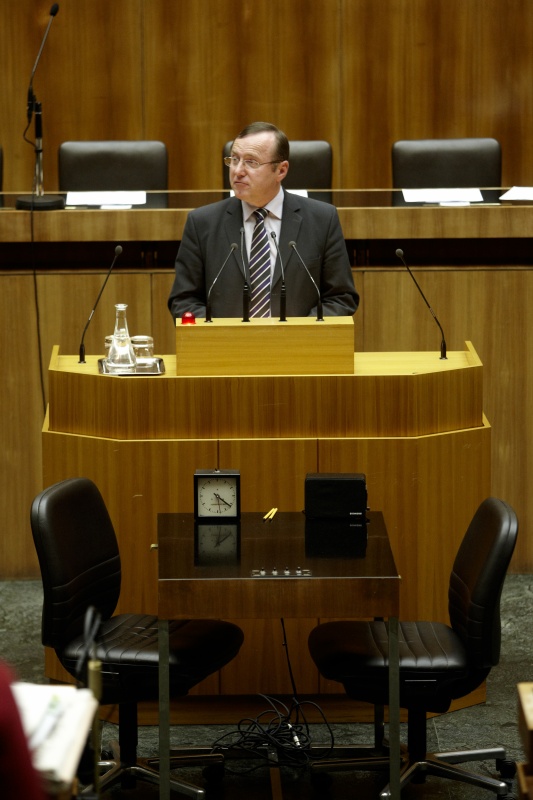 Johann Singer,  Nationalratsabgeordneter der ÖVP, am Rednerpult.