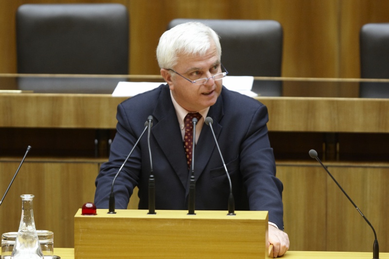 Dr. Peter Sonnberger,  Nationalratsabgeordneter der ÖVP, am Rednerpult.