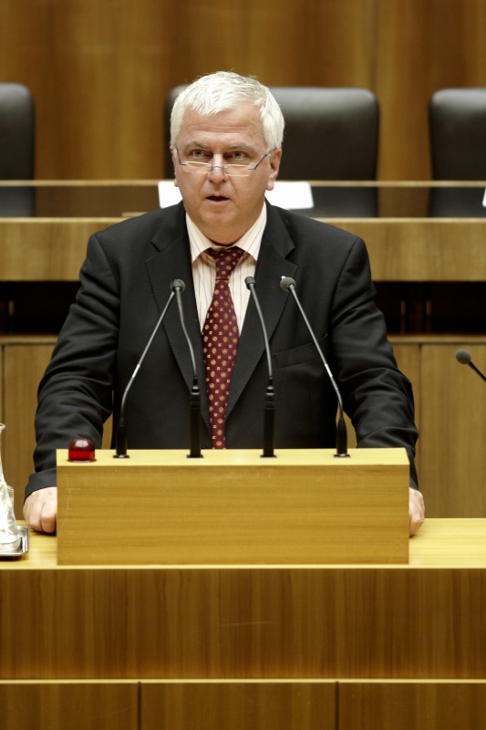 Dr. Peter Sonnberger,  Nationalratsabgeordneter der ÖVP, am Rednerpult.