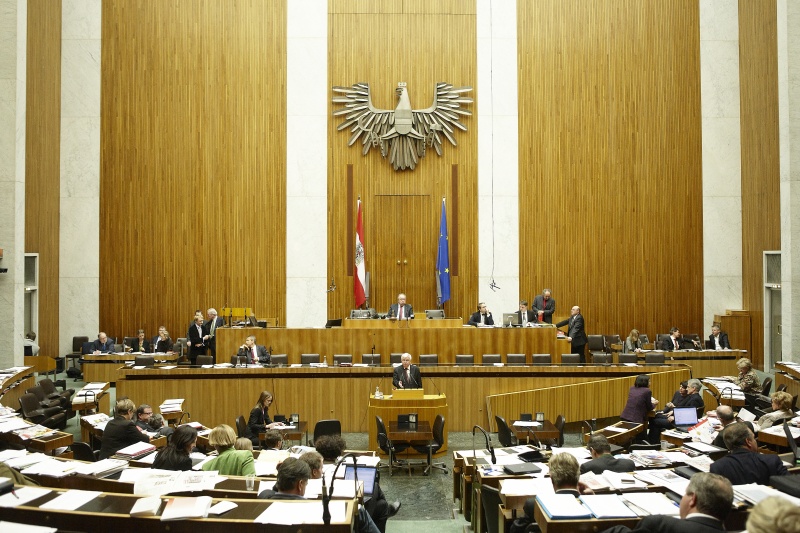 Dr. Peter Sonnberger,  Nationalratsabgeordneter der ÖVP, am Rednerpult. Auf der Regierungsbank Dr. Reinhold Lopatka - Staatssekretär im Bundesministerium für Finanzen, Am Präsidium Fritz Neugebauer - Zweiter Nationalratspräsident. . Dienst am Präsidium v.li. Dr. Erich Saurugger (1er Position) und Dr. Christoph Konrath (2er Position).