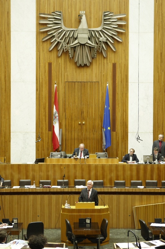 Dr. Peter Sonnberger,  Nationalratsabgeordneter der ÖVP, am Rednerpult. Am Präsidium Fritz Neugebauer - Zweiter Nationalratspräsident.. Dienst am Präsidium v.li. Dr. Erich Saurugger (1er Position) und Dr. Christoph Konrath (2er Position).
