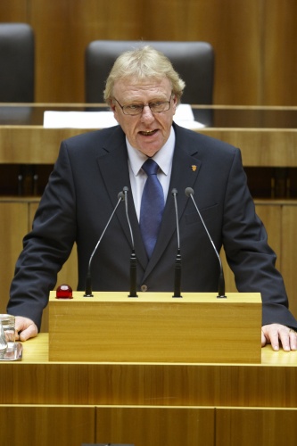 Dr. Wolfgang Spadiut,  Nationalratsabgeordneter des BZÖ, am Rednerpult.