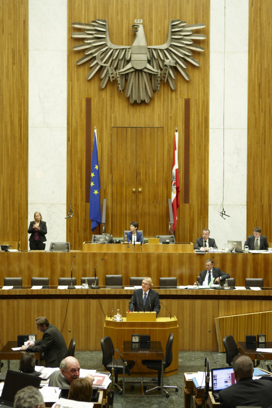 Dr. Wolfgang Spadiut,  Nationalratsabgeordneter des BZÖ, am Rednerpult.Auf der Regierungsbank Alois Stöger - Bundesminister für Gesundheit. Am Präsidium Mag.a Barbara Prammer - Nationalratspräsidentin. Dienst am Präsidium v.li. Dr. Joseph Wirnsperger (1er Position) und Mag. Julia Dörfel (2-er Position).