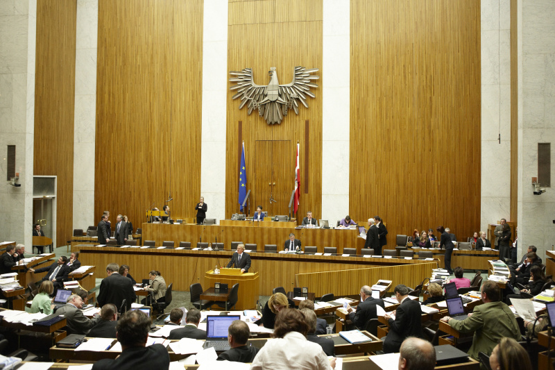 Dr. Wolfgang Spadiut,  Nationalratsabgeordneter des BZÖ, am Rednerpult.Auf der Regierungsbank Alois Stöger - Bundesminister für Gesundheit. Am Präsidium Mag.a Barbara Prammer - Nationalratspräsidentin. Dienst am Präsidium v.li. Dr. Joseph Wirnsperger (1er Position) und Mag. Julia Dörfel (2-er Position).