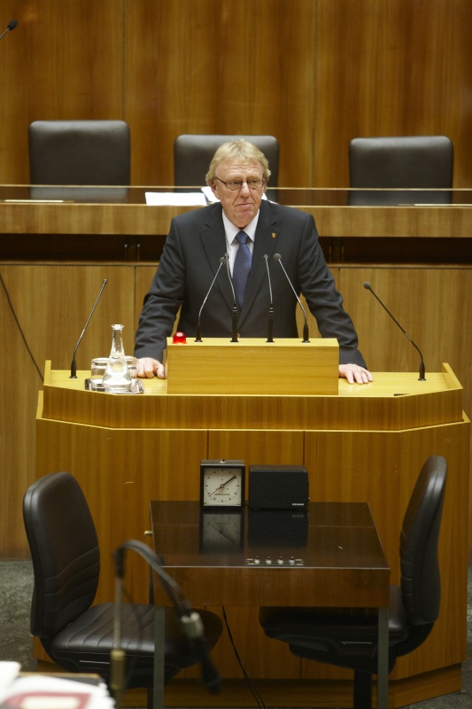 Dr. Wolfgang Spadiut,  Nationalratsabgeordneter des BZÖ, am Rednerpult.