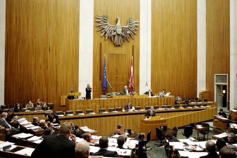 Mag. Ewald Stadler,  Nationalratsabgeordneter des BZÖ, am Rednerpult. Auf der Regierungsbank Dipl.-Ing. Nikolaus Berlakovich - Bundesminister für Land- und Forstwirtschaft, Umwelt und Wasserwirtschaft. Am Präsidium Dr.Martin Graf - Dritter Nationalratspräsident. Dienst am Präsidium v.li. Dr. Wolfgang Engeljehringer (1er Position) und Mag. Julia Dörfel (2-er Position).