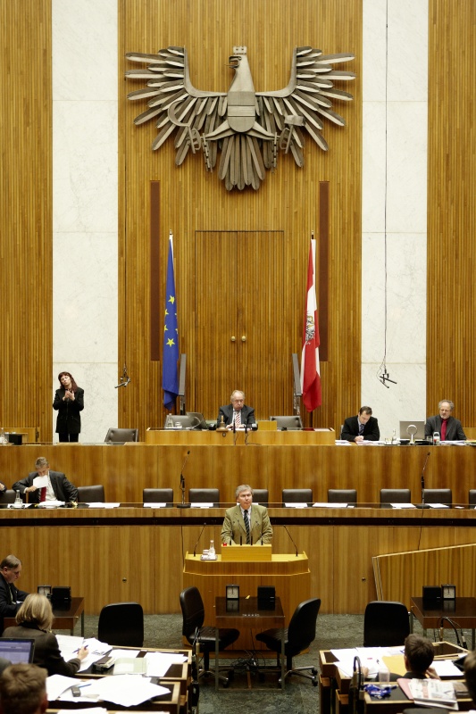 Gerhard Steier, Nationalratsabgeordneter der SPÖ, am Rednerpult. Auf der Regierungsbank Dr. Reinhold Lopatka - Staatssekretär im Bundesministerium für Finanzen. Am Präsidium Dr.Martin Graf - Dritter Nationalratspräsident. Dienst am Präsidium v.li. Mag. Gottfried Michalitsch (1er Position) und Mag. Gerhard Kiesenhofer (2er Position).