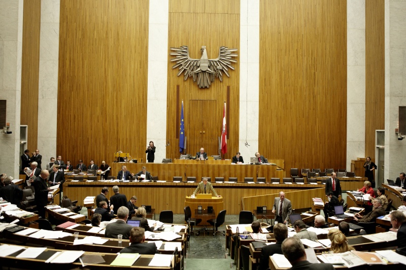 Gerhard Steier, Nationalratsabgeordneter der SPÖ, am Rednerpult. Auf der Regierungsbank v.li. Dr. Josef Moser - Präsident des Rechnungshofes und  Dr. Reinhold Lopatka - Staatssekretär im Bundesministerium für Finanzen. Am Präsidium Fritz Neugebauer - Zweiter Nationalratspräsident. Dienst am Präsidium v.li. Mag. Gottfried Michalitsch (1er Position) und Mag. Gerhard Kiesenhofer (2er Position).