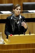 Mag. Sonja Steßl-Mühlbacher, Nationalratsabgeordnete der SPÖ, am Rednerpult.