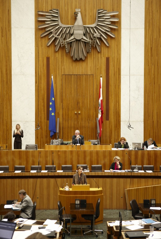 Mag. Sonja Steßl-Mühlbacher, Nationalratsabgeordnete der SPÖ, am Rednerpult. Auf der Regierungsbank Mag.a Claudia Bandion-Ortner - Bundesministerin für Justiz. Am Präsidium Dr.Martin Graf - Dritter Nationalratspräsident. Dienst am Präsidium v.li. Mag.a Dunja Kopesky (1er Position) und Mag.a Brigitte Berger (2er Position).