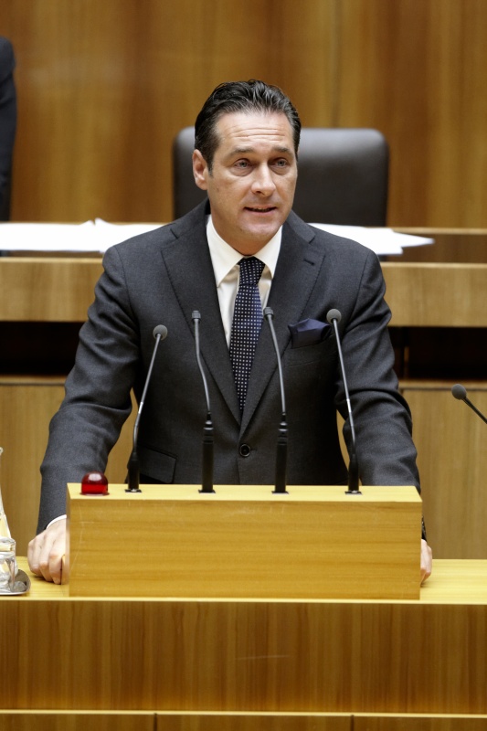 Heinz-Christian Strache, Klubobmann der FPÖ, am Rednerpult.