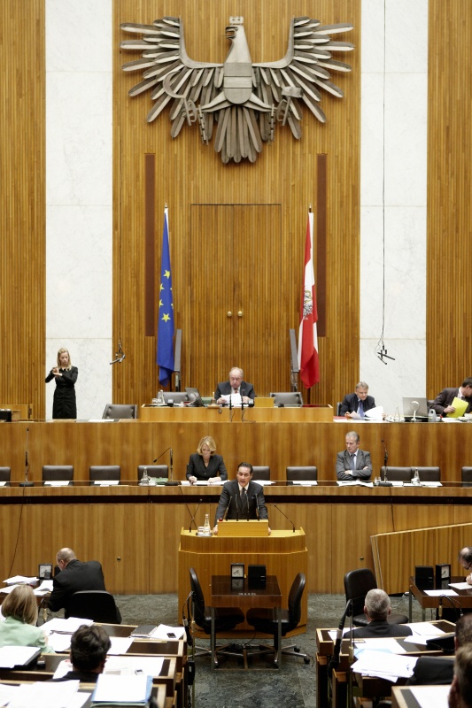 Heinz-Christian Strache, Klubobmann der FPÖ, am Rednerpult. Auf der Regierungsbank v.li. Doris Bures - Bundesministerin für Verkehr, Innovation und Technologie und Dr. Reinhold Mitterlehner - Bundesminister für Wirtschaft, Familie und Jugend. Am Präsidium Fritz Neugebauer - Zweiter Nationalratspräsident. Dienst am Präsidium v.li. Dr. Christian Müller (1er Position) und Mag. Gerhard Koller (2er Position).