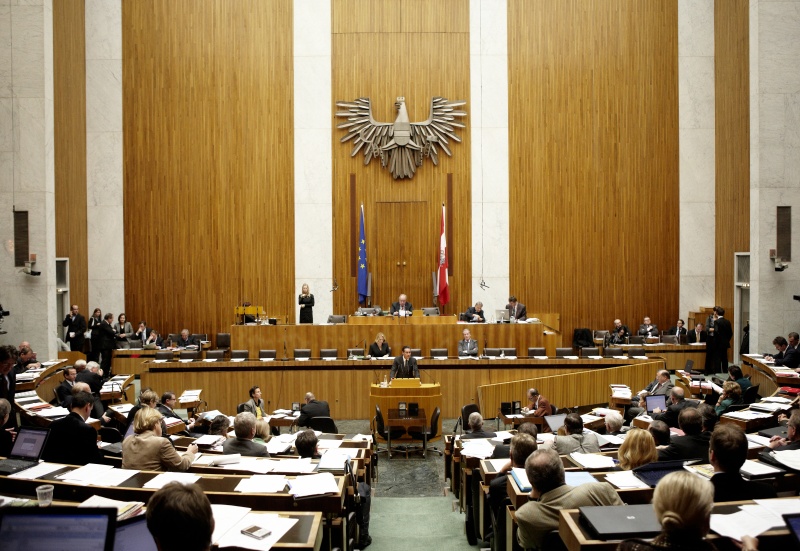 Heinz-Christian Strache, Klubobmann der FPÖ, am Rednerpult. Auf der Regierungsbank v.li. Doris Bures - Bundesministerin für Verkehr, Innovation und Technologie und Dr. Reinhold Mitterlehner - Bundesminister für Wirtschaft, Familie und Jugend. Am Präsidium Fritz Neugebauer - Zweiter Nationalratspräsident. Dienst am Präsidium v.li. Dr. Christian Müller (1er Position) und Mag. Gerhard Koller (2er Position).