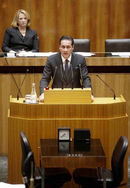 Heinz-Christian Strache, Klubobmann der FPÖ, am Rednerpult.