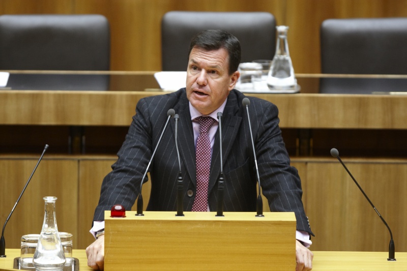 Dr. Martin Strutz, Nationalratsabgeordneter der FPÖ, am Rednerpult.