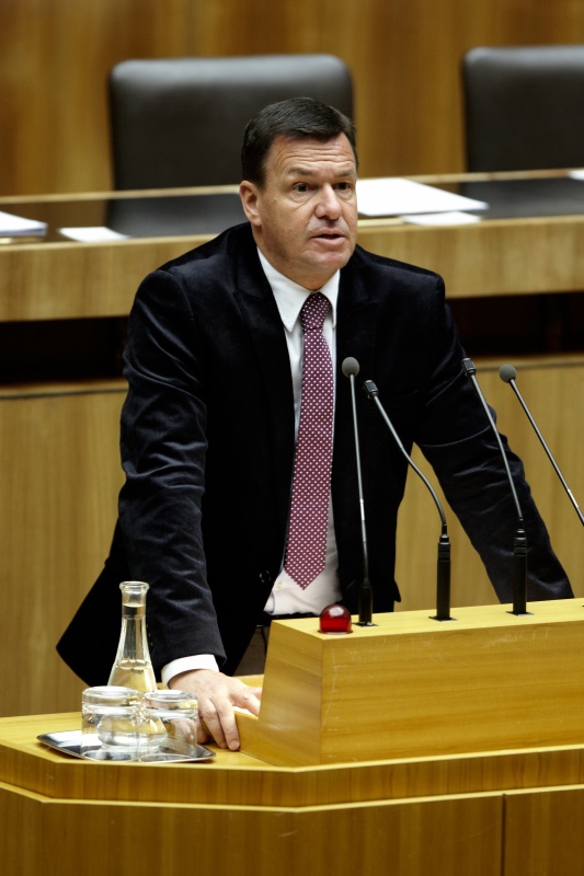 Dr. Martin Strutz, Nationalratsabgeordneter der FPÖ, am Rednerpult.