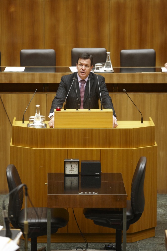 Dr. Martin Strutz, Nationalratsabgeordneter der FPÖ, am Rednerpult.