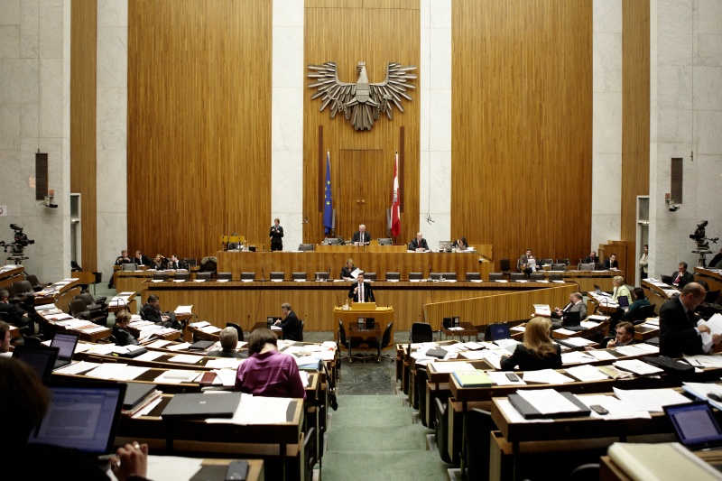Dr. Martin Strutz, Nationalratsabgeordneter der FPÖ, am Rednerpult.  Auf der Regierungsbank Doris Bures - Bundesministerin für Verkehr, Innovation und Technologie. Am Präsidium Dr.Martin Graf - Dritter Nationalratspräsident. Dienst am Präsidium v.li. Dr. Wolfgang Engeljehringer (1er Position) und Mag. Julia Dörfel (2-er Position).