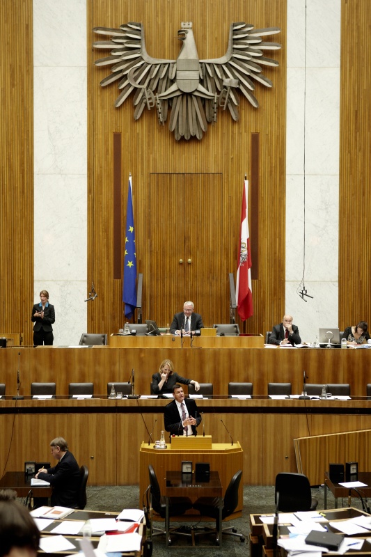 Dr. Martin Strutz, Nationalratsabgeordneter der FPÖ, am Rednerpult.  Auf der Regierungsbank Doris Bures - Bundesministerin für Verkehr, Innovation und Technologie. Am Präsidium Dr.Martin Graf - Dritter Nationalratspräsident. Dienst am Präsidium v.li. Dr. Wolfgang Engeljehringer (1er Position) und Mag. Julia Dörfel (2-er Position).