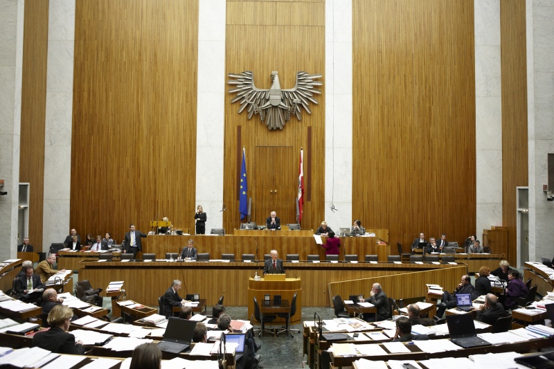 Dkfm. Dr. Günter Stummvoll - Nationalratsabgeordneter der ÖVP. Auf der Regierungsbank v.li. Dr. Josef Ostermayer - Staatssekretär im Bundeskanzleramt.  Am Präsidium Dr.Martin Graf - Dritter Nationalratspräsident. Dienst am Präsidium v.li. Dr.in Susanne Janistyn (1er Position) und Dr.in Ingrid Moser (2er Position).