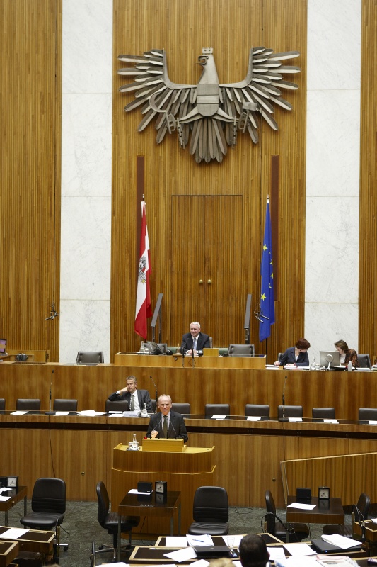 Dkfm. Dr. Günter Stummvoll - Nationalratsabgeordneter der ÖVP. Am Präsidium Dr.Martin Graf - Dritter Nationalratspräsident. Dienst am Präsidium v.li. Mag.a Dunja Kopesky (1er Position) und Mag.a Tatjana Walter (2er Position).