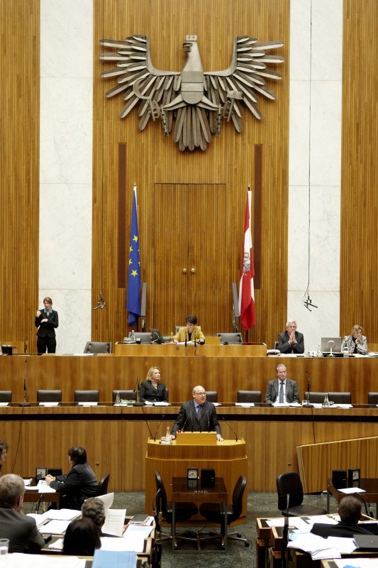 Nationalratsabgeordneter Erich Tadler am Rednerpult. Auf der Regierungsbank v.li. Doris Bures - Bundesministerin für Verkehr, Innovation und Technologie und Dr. Reinhold Mitterlehner - Bundesminister für Wirtschaft, Familie und Jugend. Am Präsidium Mag.a Barbara Prammer - Nationalratspräsidentin. Dienst am Präsidium v.li. Dr. Jörg Wirrer (1er Position) und Mag.a Brigitte Berger (2er Position).