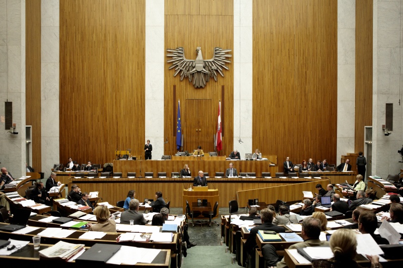 Nationalratsabgeordneter Erich Tadler am Rednerpult. Auf der Regierungsbank v.li. Doris Bures - Bundesministerin für Verkehr, Innovation und Technologie und Dr. Reinhold Mitterlehner - Bundesminister für Wirtschaft, Familie und Jugend. Am Präsidium Mag.a Barbara Prammer - Nationalratspräsidentin. Dienst am Präsidium v.li. Dr. Jörg Wirrer (1er Position) und Mag.a Brigitte Berger (2er Position).