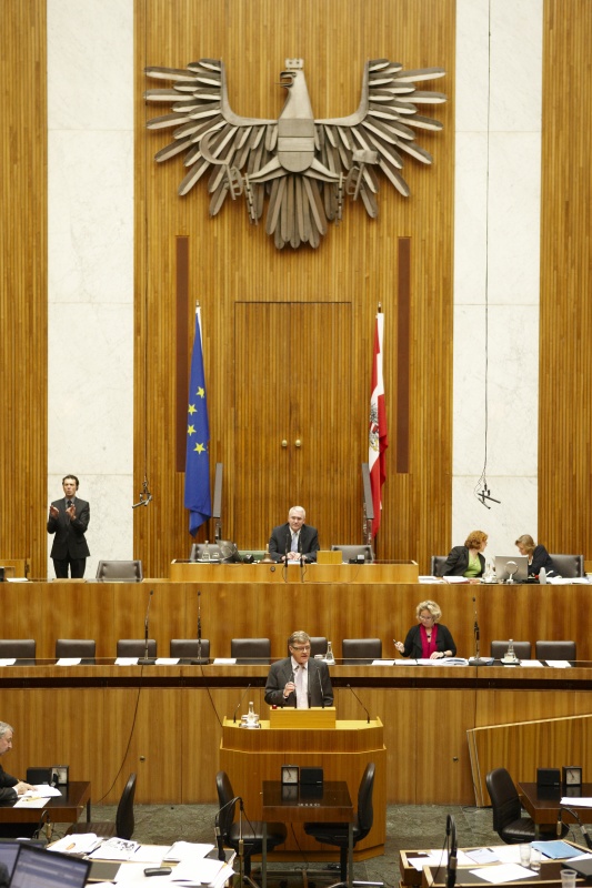 Bernhard Themessl, Nationalratsabgeordneter der FPÖ, am Rednerpult. Auf der Regierungsbank Mag.a Claudia Bandion-Ortner - Bundesministerin für Justiz. Am Präsidium Dr.Martin Graf - Dritter Nationalratspräsident. Dienst am Präsidium v.li. Mag.a Dunja Kopesky (1er Position) und Mag.a Brigitte Berger (2er Position).