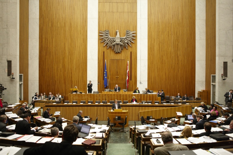 Bernhard Themessl, Nationalratsabgeordneter der FPÖ, am Rednerpult. Auf der Regierungsbank Mag.a Claudia Bandion-Ortner - Bundesministerin für Justiz. Am Präsidium Dr.Martin Graf - Dritter Nationalratspräsident. Dienst am Präsidium v.li. Mag.a Dunja Kopesky (1er Position) und Mag.a Brigitte Berger (2er Position).