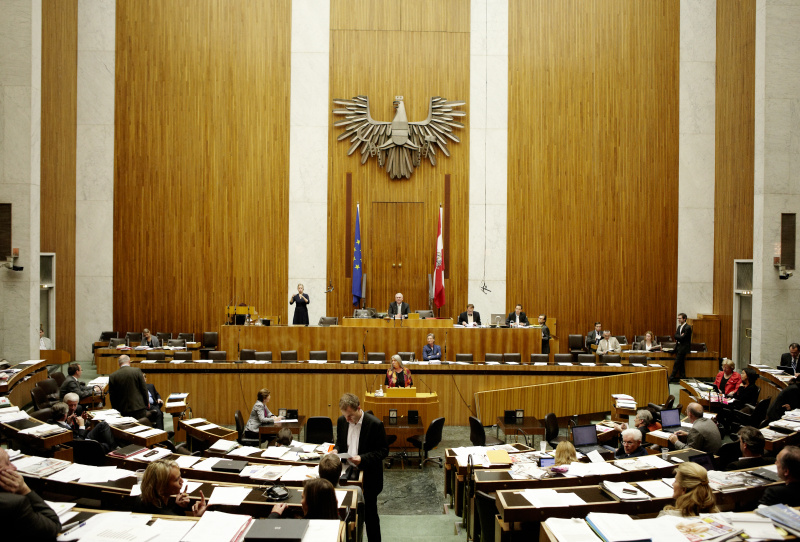 Mag. Heidemarie Unterreiner -Nationalratsabgeordnete der FPÖ am Rednerpult. Auf der Regierungsbank Dr.in Claudia Schmied - Bundesministerin für Unterricht, Kunst und Kultur. Am Präsidium Dr.Martin Graf - Dritter Nationalratspräsident. Dienst am Präsidium v.li. Dr. Erich Saurugger (1er Position) und Mag. David Christian Liebich (2er Position).