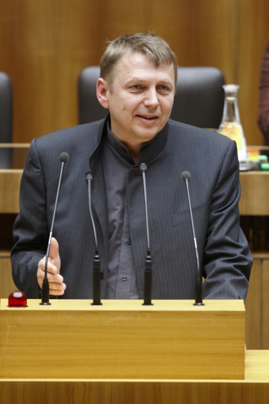 Mag. Dr.Wolfgang Zinggl,  Nationalratsabgeordneter der Grünen, am Rednerpult.