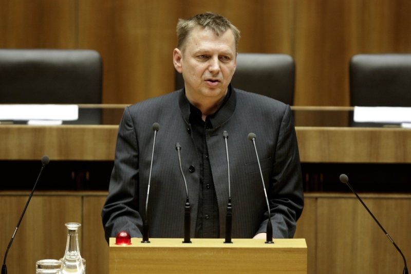 Mag. Dr.Wolfgang Zinggl,  Nationalratsabgeordneter der Grünen, am Rednerpult.