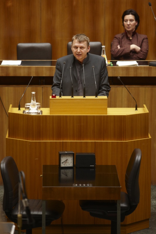 Mag. Dr.Wolfgang Zinggl, Nationalratsabgeordneter der Grünen, am Rednerpult. Auf der Regierungsbank Gabriele Heinisch-Hosek - Bundesministerin für Frauen und öffentlichen Dienst. Am