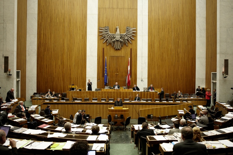 Mag. Dr.Wolfgang Zinggl, Nationalratsabgeordneter der Grünen, am Rednerpult. Auf der Regierungsbank Dr. Josef Ostermayer - Staatssekretär im Bundeskanzleramt. Am Präsidium Fritz Neugebauer - Zweiter Nationalratspräsident. Dienst am Präsidium v.li. Mag. Gottfried Michalitsch (1er Position) und Mag. Gerhard Kiesenhofer (2er Position).