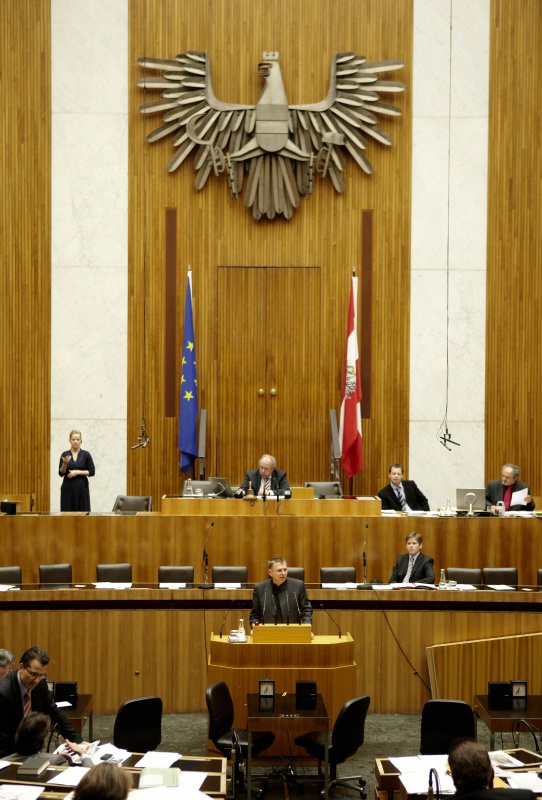 Mag. Dr.Wolfgang Zinggl, Nationalratsabgeordneter der Grünen, am Rednerpult. Auf der Regierungsbank Dr. Josef Ostermayer - Staatssekretär im Bundeskanzleramt. Am Präsidium Fritz Neugebauer - Zweiter Nationalratspräsident. Dienst am Präsidium v.li. Mag. Gottfried Michalitsch (1er Position) und Mag. Gerhard Kiesenhofer (2er Position).