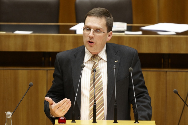 August Wöginger,  Nationalratsabgeordneter der ÖVP, am Rednerpult.