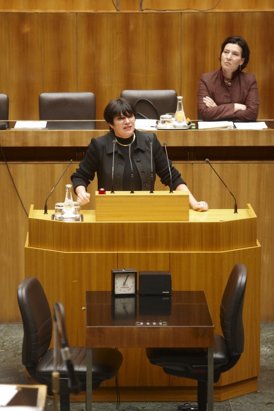 Mag. Gisela Wurm, Nationalratsabgeordnete der SPÖ, am Rednerpult. Auf der Regierungsbank Gabriele Heinisch-Hosek - Bundesministerin für Frauen und öffentlichen Dienst.