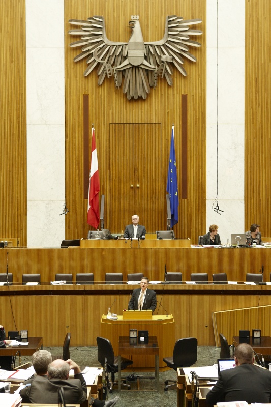 August Wöginger,  Nationalratsabgeordneter der ÖVP, am Rednerpult. Am Präsidium Dr.Martin Graf - Dritter Nationalratspräsident. Dienst am Präsidium v.li. Mag.a Dunja Kopesky (1er Position) und Mag.a Tatjana Walter (2er Position).