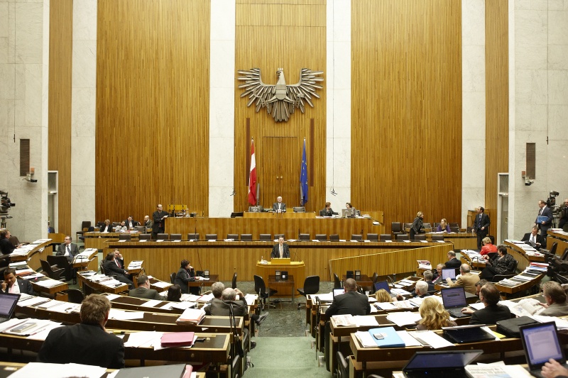 August Wöginger,  Nationalratsabgeordneter der ÖVP, am Rednerpult. Am Präsidium Dr.Martin Graf - Dritter Nationalratspräsident. Dienst am Präsidium v.li. Mag.a Dunja Kopesky (1er Position) und Mag.a Tatjana Walter (2er Position).